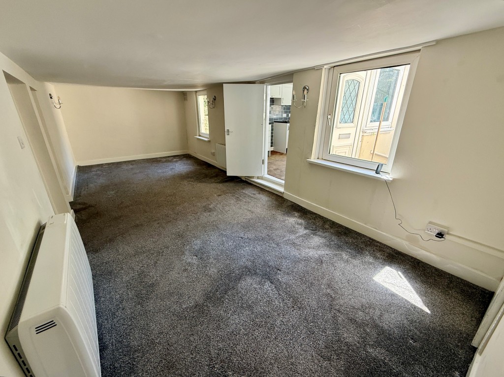 Lot: 33 - MIXED USE PROPERTY COMPRISING SHOP AND THREE-BEDROOM COTTAGE - living/dining room